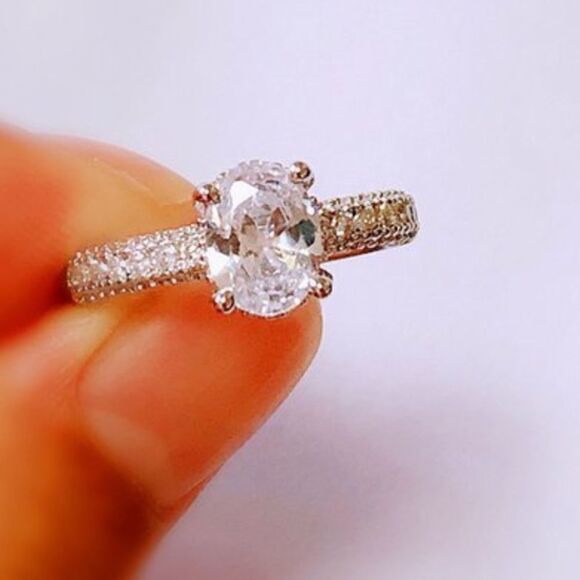 Gorgeous engagement/ special occasion ring - Picture 1 of 8